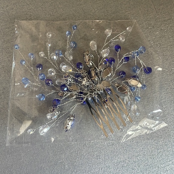 💎NWT💎 Gorgeous blue and white hair piece with a silver undertone - Picture 5 of 5